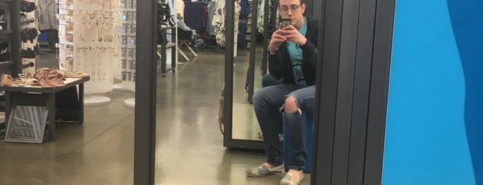 Old Navy is one of Top Clothing Stores.