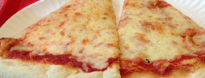 Dolce Carini Pizza is one of Lugares favoritos de Bob.