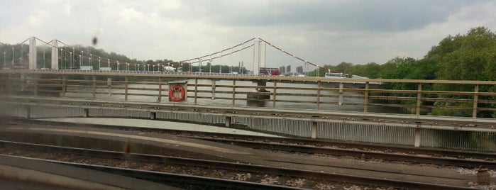 Grosvenor Bridge is one of Thames Crossings.