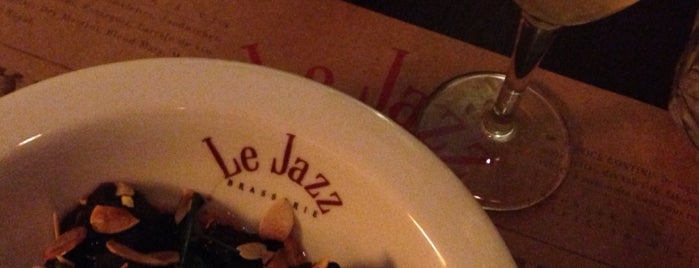 Le Jazz Brasserie is one of สถานที่ที่ Emily ถูกใจ.