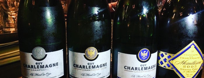 The Bubbles. Champagneria is one of Lieux qui ont plu à Dervynas.lt.