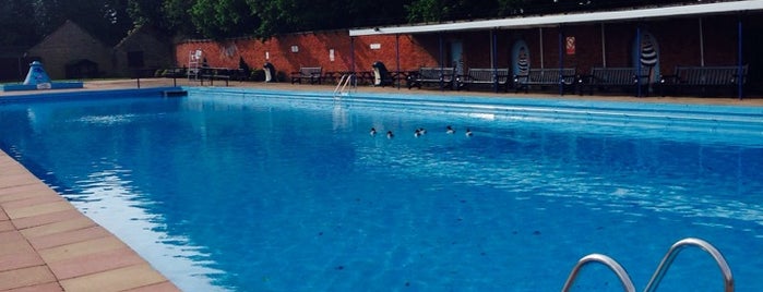 Bourne Outdoor Swimming Pool is one of lidos, pools and watery places.