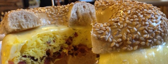 Jake's Bagels & Deli is one of Nicoleさんのお気に入りスポット.