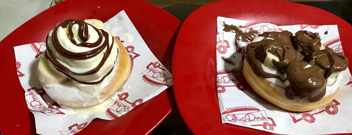 Rolling Donuts is one of Lugares favoritos de Mari.