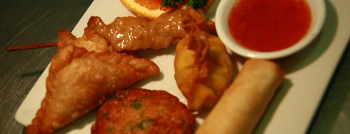 Benjarong Thai Restaurant is one of Lugares favoritos de Scott.