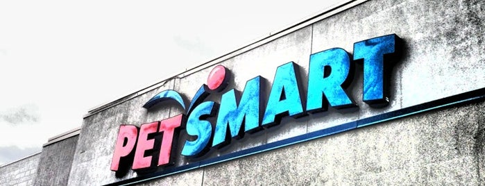 PetSmart is one of Lieux qui ont plu à Santos W..