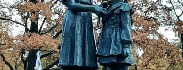 Скульптура "Приём в пионеры" is one of Культурное наследие Ленинграда.