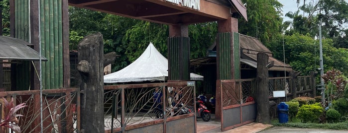 Pusat Rekreasi Dan Mini Zoo Kemaman is one of Places To Eat and Visit.