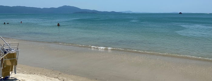 Praia de Jurerê is one of Orte, die Mauricio gefallen.