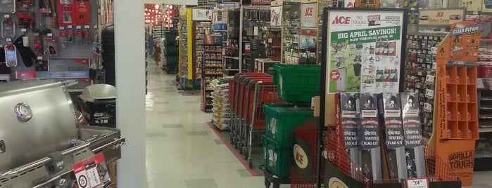 Village Ace Hardware is one of Robさんのお気に入りスポット.