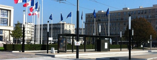 Station Hôtel de Ville ⒶⒷ is one of Le Havre.