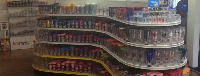 Tervis Store is one of Lugares favoritos de Jordan.