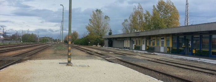 Répcelak vasútállomás is one of places.