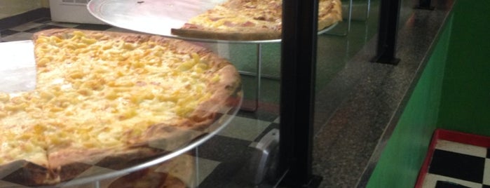 Polito's Pizza is one of สถานที่ที่ Matt ถูกใจ.