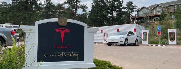 Tesla Supercharger is one of Lugares favoritos de Karen.