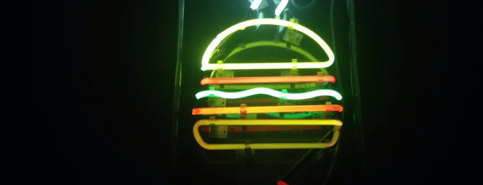 Burger Joint is one of สถานที่ที่ Ray ถูกใจ.