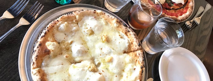 Dough Pizzeria Napoletana is one of Rayさんのお気に入りスポット.