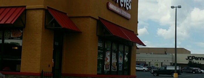 Popeyes Louisiana Kitchen is one of สถานที่ที่ Bryan ถูกใจ.