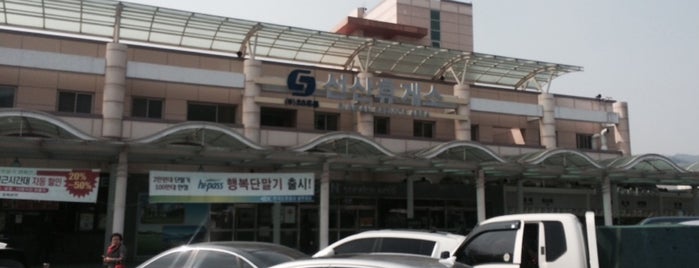 Seonsan Service Area - Masan-bound is one of Posti che sono piaciuti a Andy.