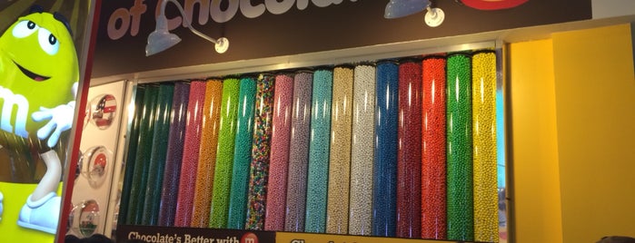 M&M's World is one of Aline'nin Beğendiği Mekanlar.