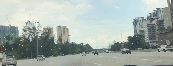 Plaza Tol Awan Besar Timur is one of สถานที่ที่บันทึกไว้ของ ꌅꁲꉣꂑꌚꁴꁲ꒒.