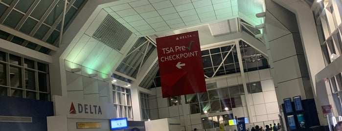 TSA Pre Checkpoint is one of สถานที่ที่ Tania ถูกใจ.