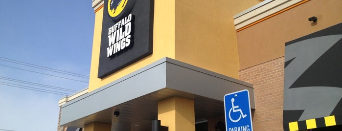 Buffalo Wild Wings is one of Locais curtidos por Timothy.