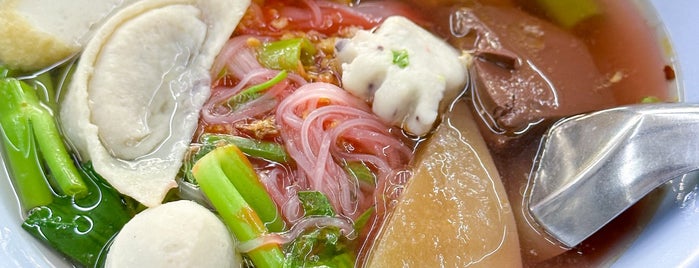 เจ้าหลง ลูกชิ้นปลา is one of Yentafo Noodles.