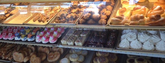 Vicky Bakery is one of Kimmie's Saved Places.
