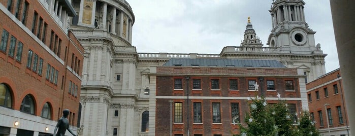 Paternoster Square is one of Lugares favoritos de Alastair.