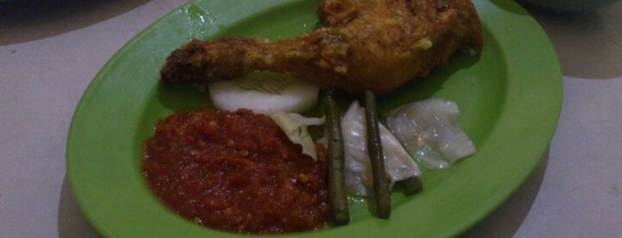Ayam Goreng Barokah is one of Tempat makan favorit.