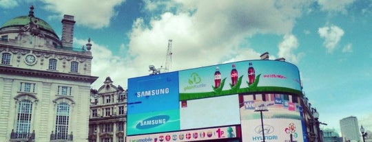 Piccadilly Circus is one of Londres.