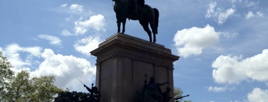 Monumento a Garibaldi is one of Bed&Breakfast Domus Betti.