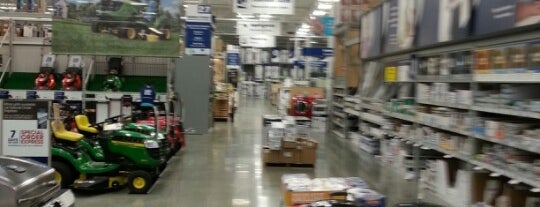 Lowe's is one of Orte, die Ainsley gefallen.