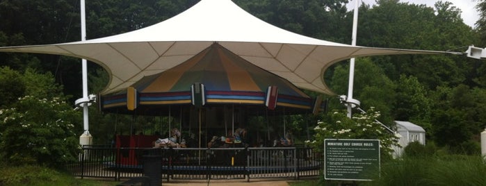 Lake Accotink Park Carousel is one of Locais curtidos por Culinary.