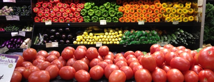 Whole Foods Market is one of Tempat yang Disukai Shawn.