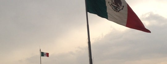 Plaza de la Constitución (Zócalo) is one of Para Pasear a un Extranjero.