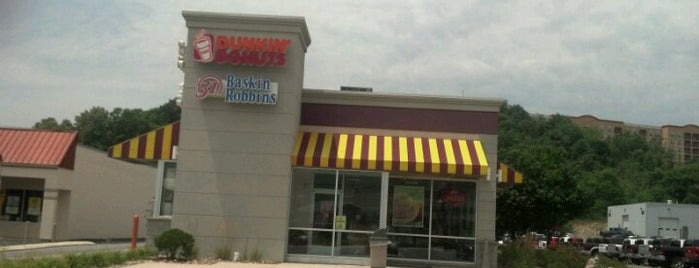 Dunkin' is one of Locais curtidos por Charley.