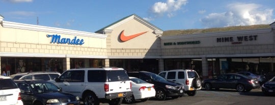 Nike Factory Store is one of Orte, die Ashley gefallen.