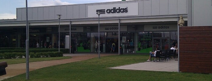 Adidas Outlet Store is one of สถานที่ที่ B❤️ ถูกใจ.