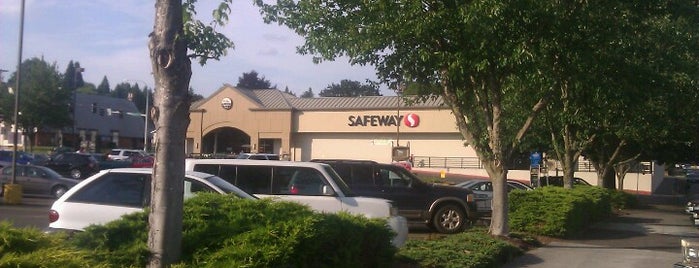Safeway is one of Locais curtidos por Robert.