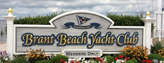 Brant Beach Yacht Club is one of Lugares favoritos de Cindy.