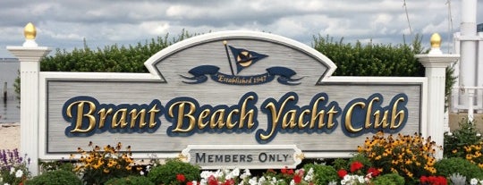 Brant Beach Yacht Club is one of Lugares favoritos de John.