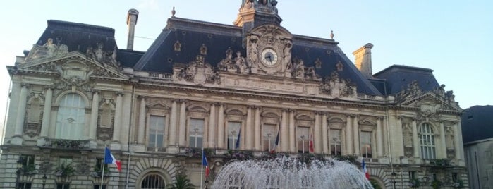 Hôtel de ville de Tours is one of Tempat yang Disukai Ana Beatriz.