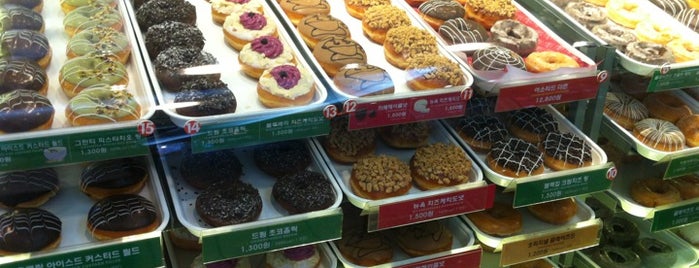 Krispy Kreme Doughnuts is one of Tempat yang Disukai Martin D..