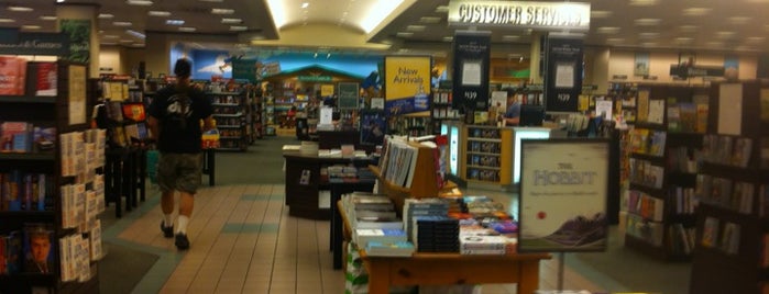 Barnes & Noble is one of Tempat yang Disukai Bryan.