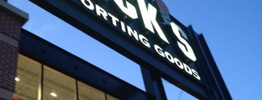 DICK'S Sporting Goods is one of สถานที่ที่ Emily ถูกใจ.