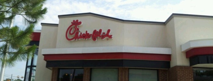 Chick-fil-A is one of Lugares guardados de Amby.