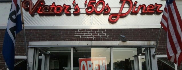 Victor's 50's Diner is one of สถานที่ที่ JAMES ถูกใจ.