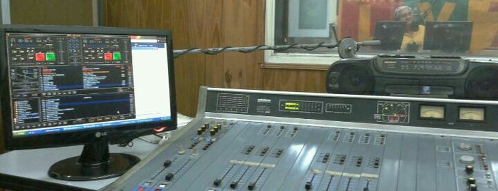 LV7 Radio - AM 930 - FM 102.7 is one of Medios de comunicación.